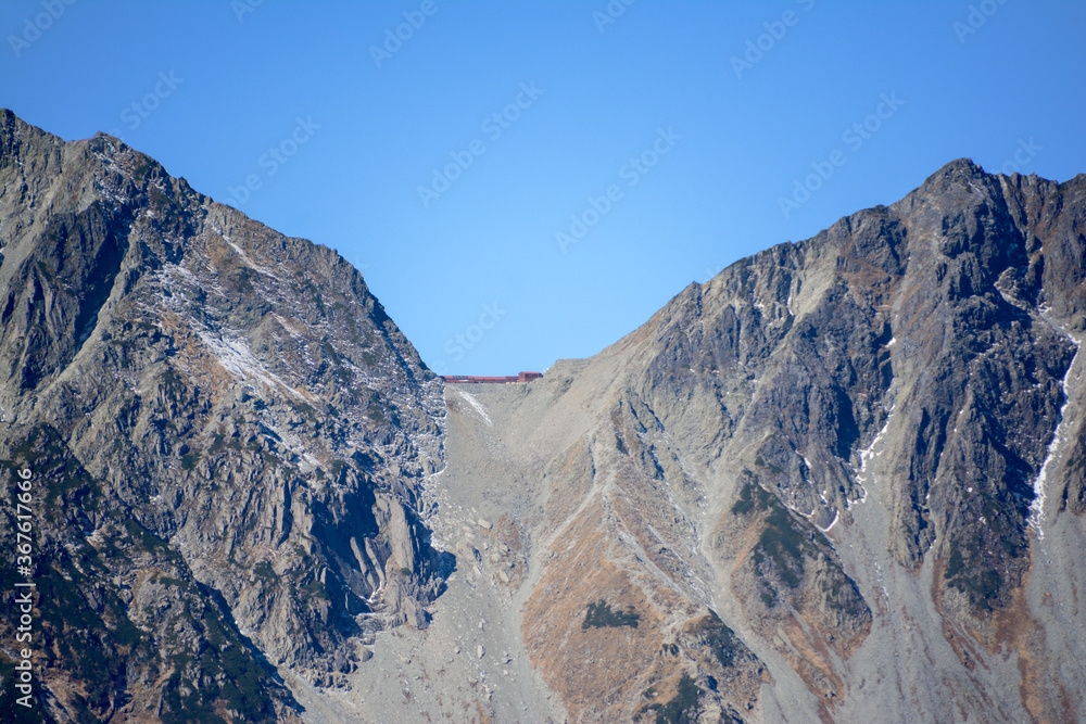 北アルプス最高峰の奥穂高岳登山の基地、白出乗越（コル）に位置する、大正13年創立の山小屋、穂高岳山荘。中部山岳国立公園。日本アルプス。