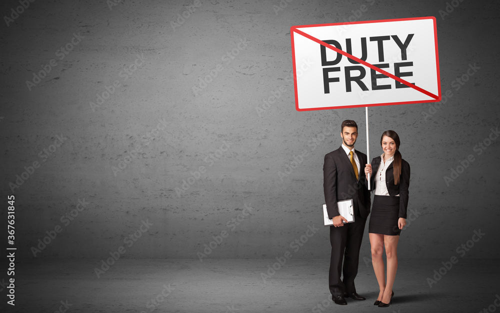 Obraz premium business person holding a traffic sign with DUTY FREE inscription, new idea concept