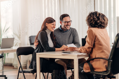 Tableau sur toile Couple talking to their insurance agent on a meeting