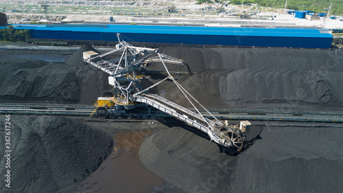 Coal loading and sorting equipment preparing the coal