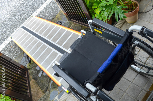 車いすとスロープ