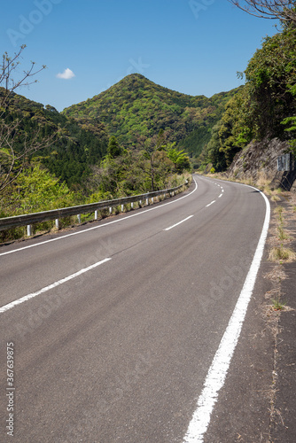 低山をバックに舗装道路 © varts