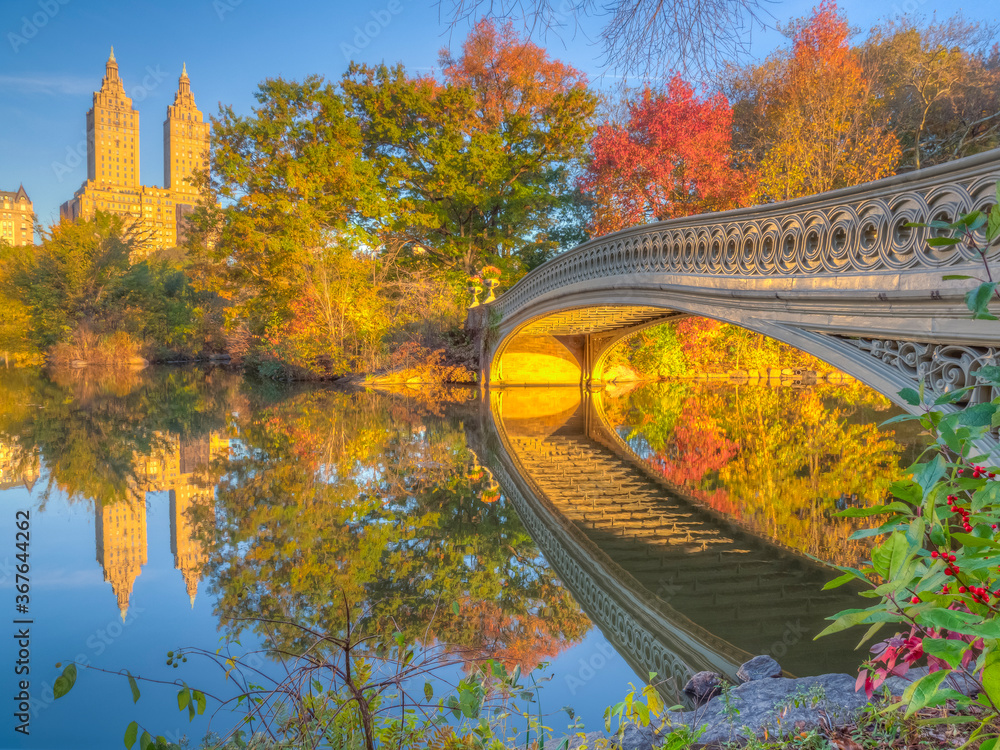 Fototapeta premium Bow bridge in late autumn