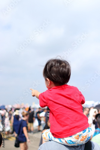 父親と息子　肩車　人物の写真02
