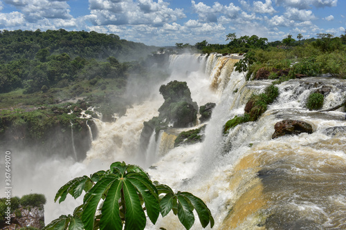 Obraz na plátně Vista al extremo de la imponente caída de agua en las cataratas del Iguazú en un