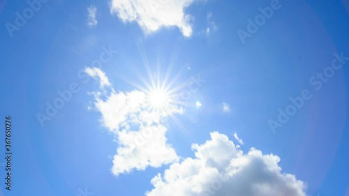 夏の強い日差し　青空と太陽のタイムラプス　7月