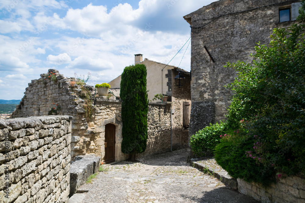 Lacoste, village médiéval perché dans le luberon en France.	
