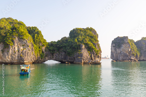 Cuadro en lienzo rock islands in Ha Long Bay near Cat Ba, Vietnam