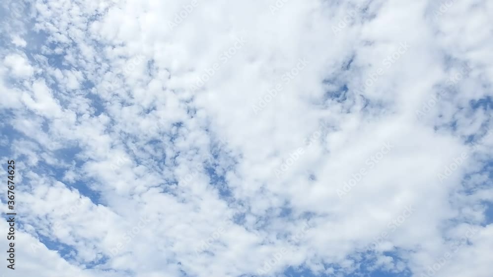 ゆったりとした動きが気持ち良いです。薄雲が美しく、清々しい浮遊感。青空の背景素材 ゆったりとした動きが気持ち良いです。薄雲が美しく、清々しい浮遊感。青空の背景素材