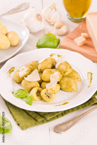 Potato gnocchi stuffed with pesto sauce. 