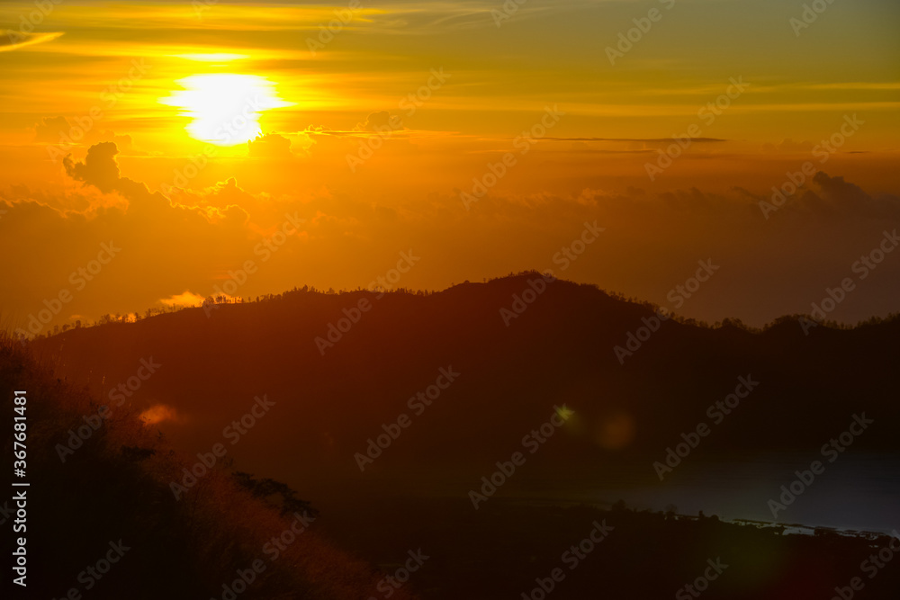 山の日の出の風景