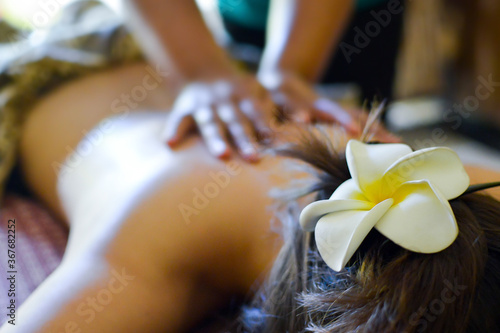 エステを受ける女性