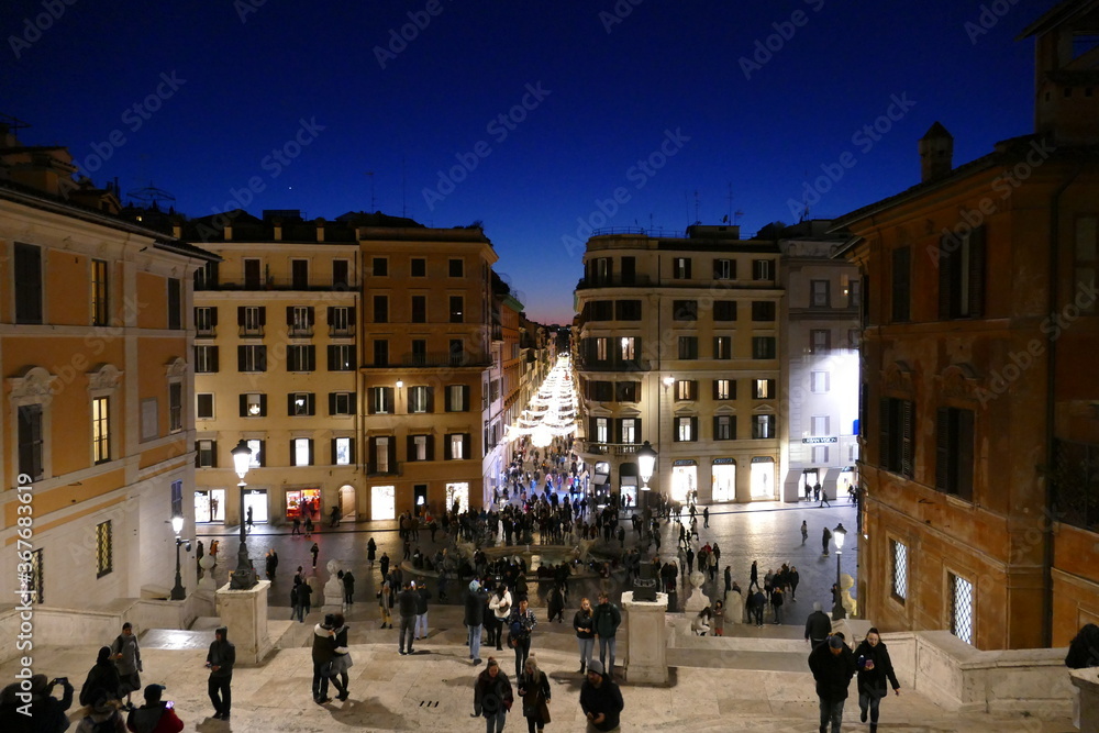 Spanische Treppe und Rom bei Nacht zur Weihnachtszeit