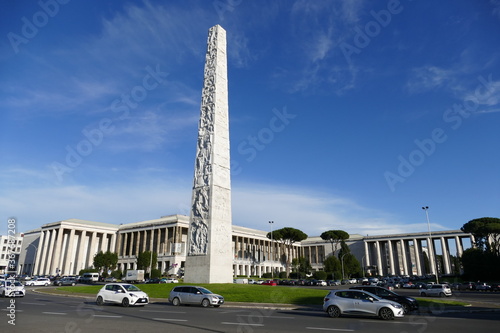 Obelisk im EUR Viertel in Rom Italien, im Hintergrund das Museo della Civiltà Romana