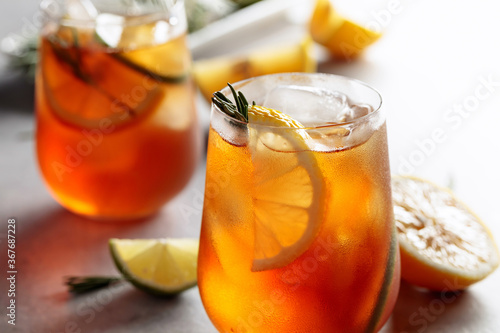 Εκτύπωση καμβά Traditional iced tea with lemon, lime and ice garnished with rosemary twigs
