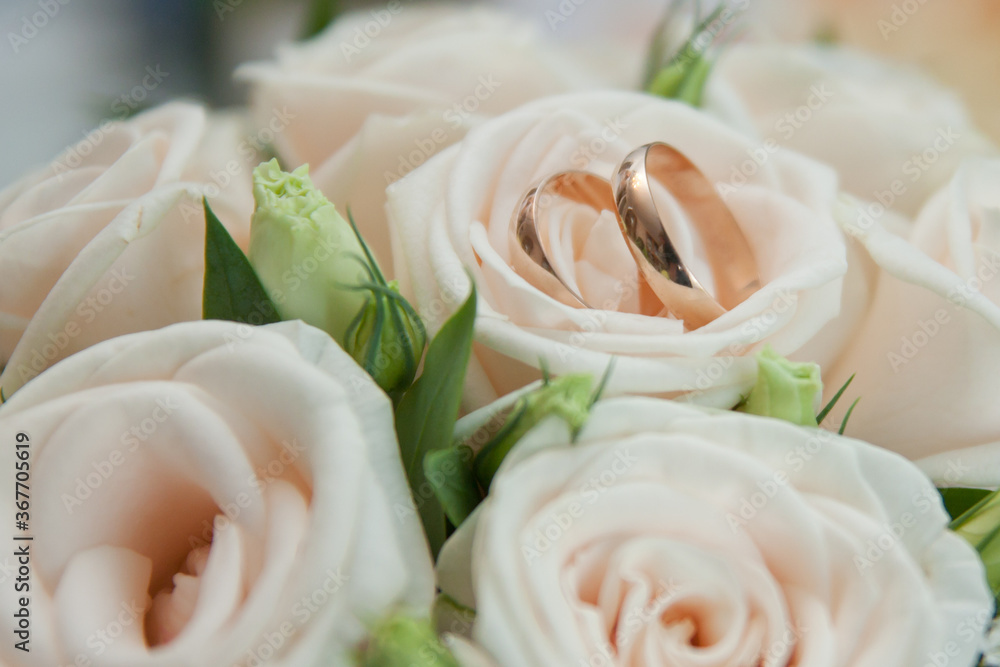 Obraz premium bright wedding bouquet of summer flowers with wedding rings