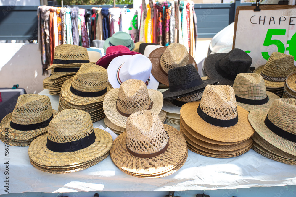vente de chapeaux de soleil sur un marché 