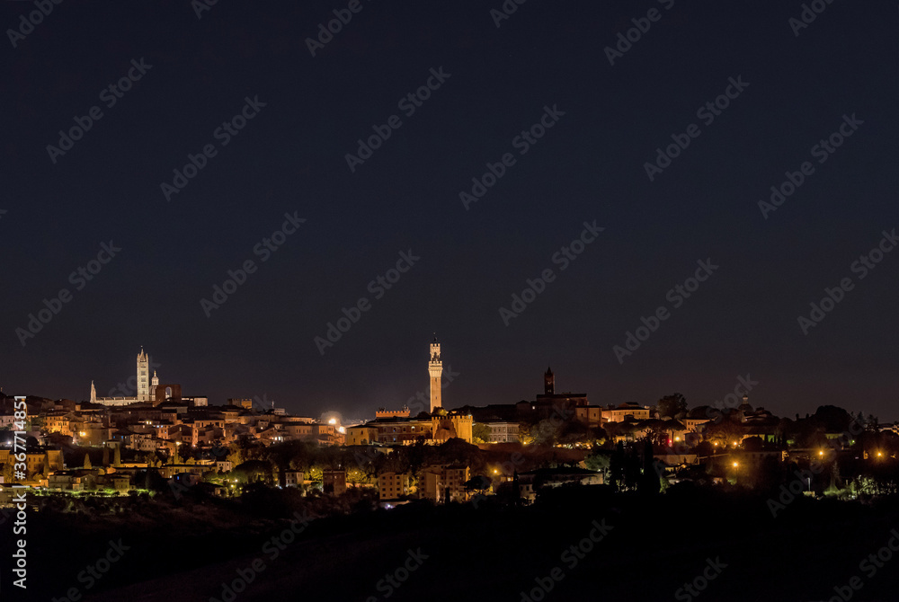 Blick auf die Altstadt von Siena in der Toskana, Italien bei Nacht