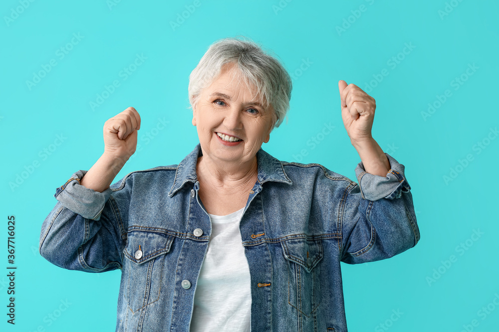 Obraz premium Stylish senior woman on color background