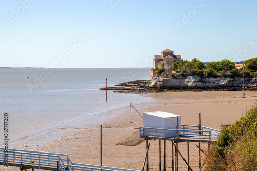 Talmont-sur-Gironde. Eglise Sainte-Radegonde et carrelet de pêche. Charente-Maritime. Nouvelle-Aquitaine	 photo