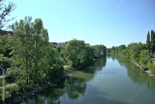 Blick über den Donaukanal an der Grenze Wien / Niederösterreich