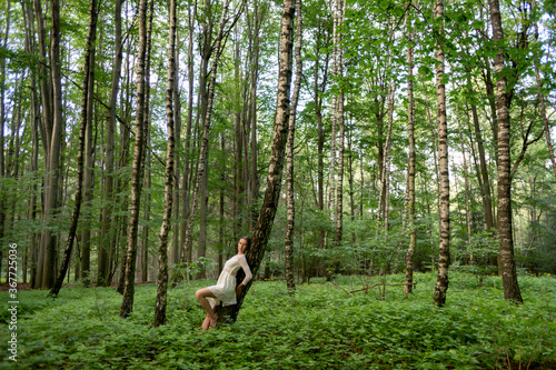 Waldbaden, junge Frau im Birkenwald, sanfte Therapie für Körper und Geist.
