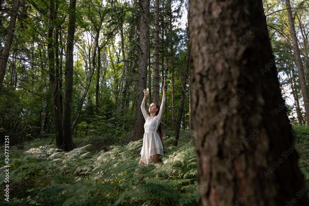 Naturerfahrung im Wald, junge Frau genießt Waldbaden, Übungen für Achtsamkeit und Wahrnehmen mit Ihren Sinnen. Naturerfahrung im Wald, junge Frau genießt Waldbaden, Übungen für Achtsamkeit und Wahrnehmen mit Ihren Sinnen.