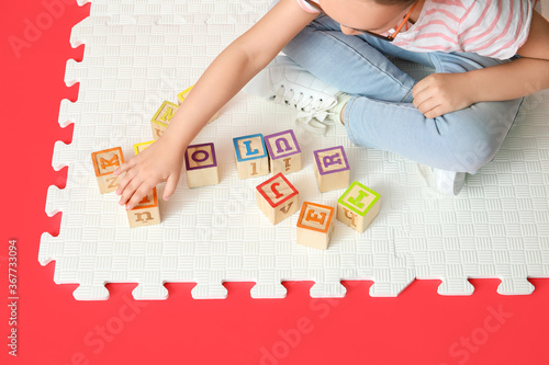 Obraz na plátne Little girl with autistic disorder playing with cubes