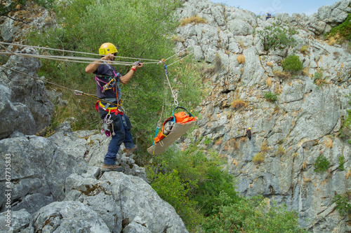 Grupo de rescate en montaña, simulacro de rescate.