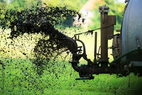 Foto Tractor in March drives manures on the field