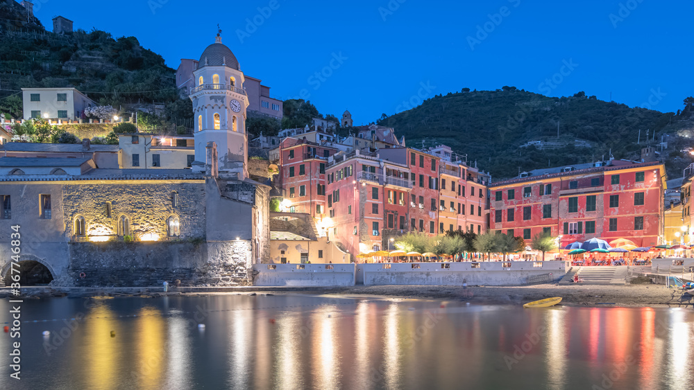 Vue du port de Vernazza de nuit, village coloré des Cinque Terre, Ligurie, Italie. 