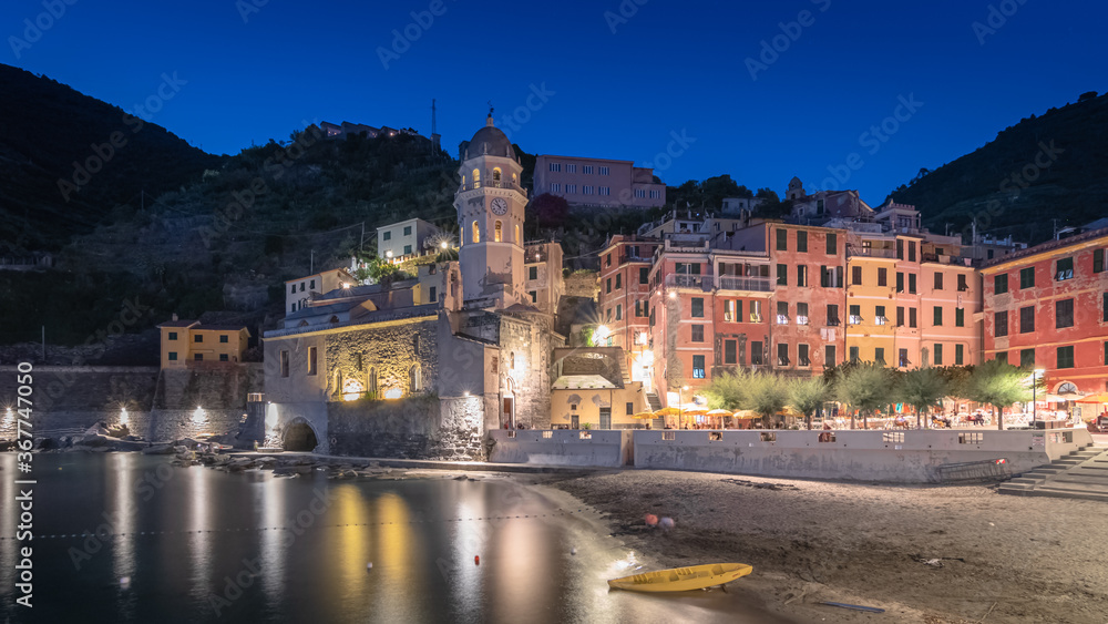 Vue du port de Vernazza de nuit, village coloré des Cinque Terre, Ligurie, Italie. 
