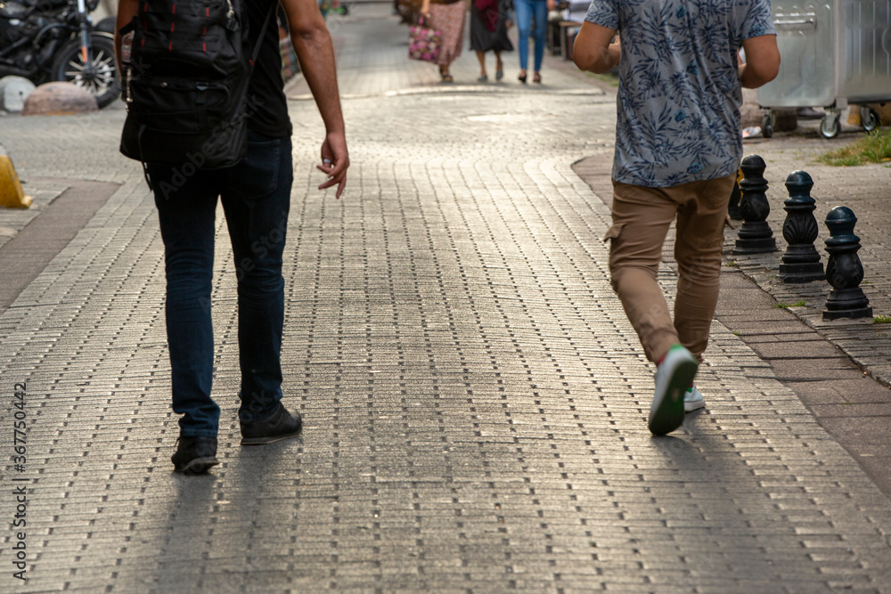 Obraz premium widok z przodu spaceru ludzi na ulicy