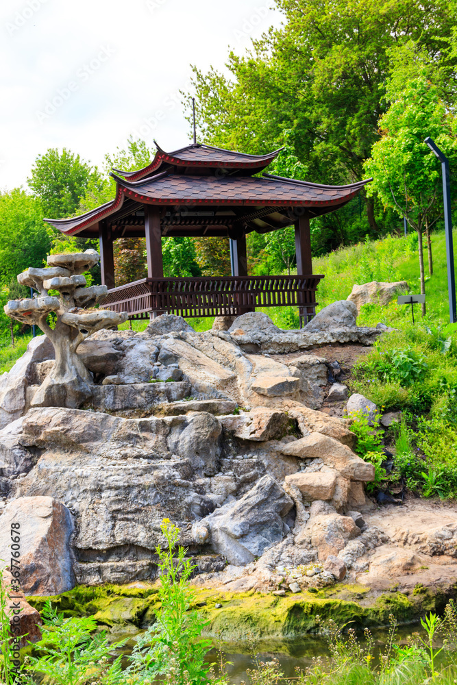 Obraz premium Beautiful japanese gazebo in a park