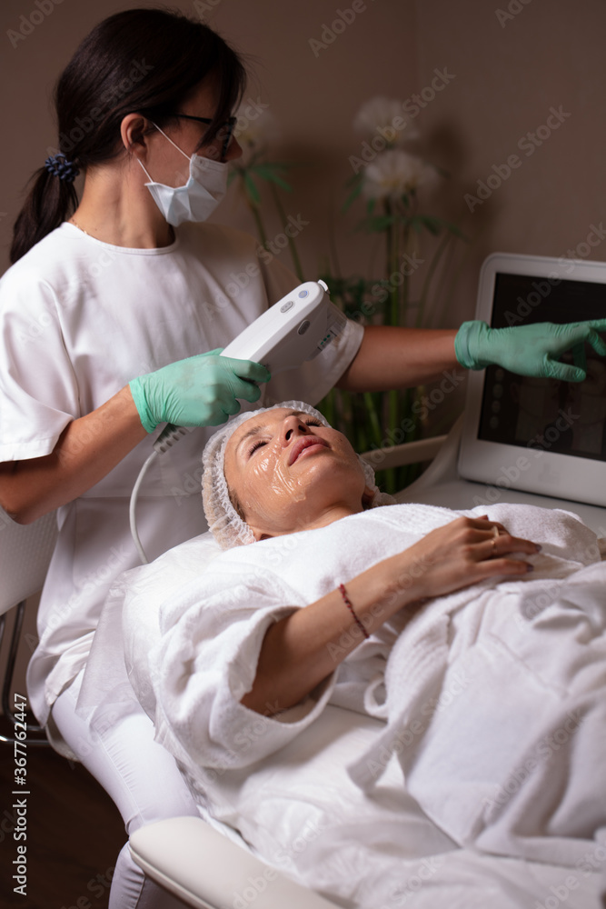 Lifting by ultrasound using a special cosmetology device. Smoothing wrinkles on the face with ultrasound Lifting by ultrasound using a special cosmetology device. Smoothing wrinkles on the face with ultrasound
