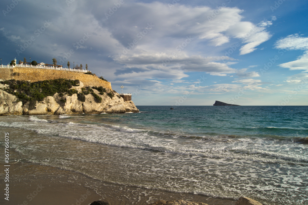 Vistas del Castillo y de la Isla de Benidorm desde la playa de Mal Pas en Benidorm (Alicante, España).