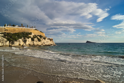 Vistas del Castillo y de la Isla de Benidorm desde la playa de Mal Pas en Benidorm (Alicante, España).