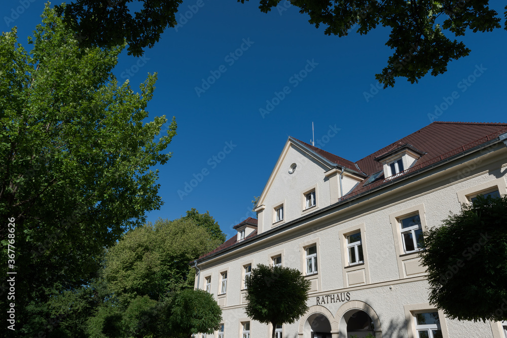 Frontansicht Rathaus in Oberschleißheim bei München im Sommer mit blauem Himmel