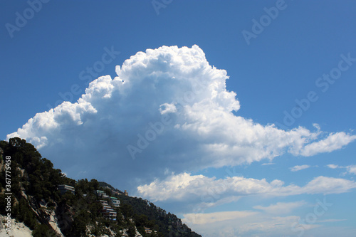 Nube cumuliforme con montagna e forma pareidolitica photo
