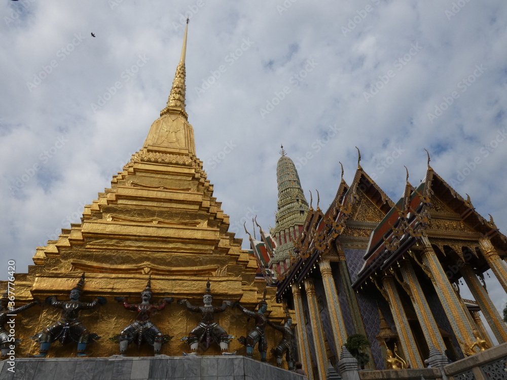 Fototapeta premium Churches and pagodas, Phra Kaew temple