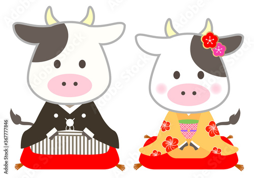 着物を着て座っているかわいい牛のイラスト　ペア
