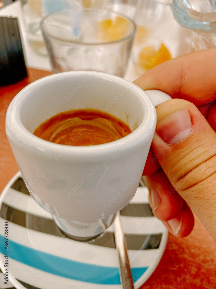 taza de cafe expresso en una cafetería moderna taza de cafe expresso en una cafetería moderna