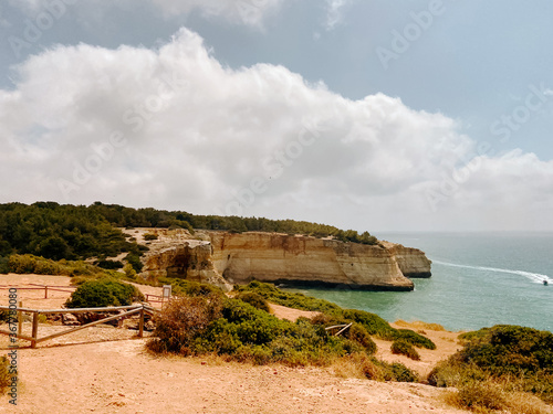 vista de rocas y el oceano en ciudad costera de Portugal 