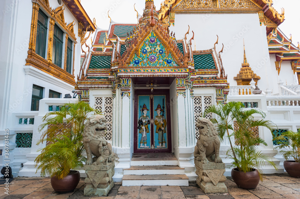 Fototapeta premium Ancient guards on a doors relief, Grand Palace, Bangkok, Thailand