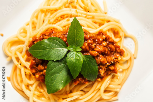 Macarronada vegana com proteína de soja e manjericão.