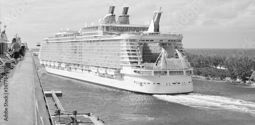 Grösstes Kreuzfahrtschiff der Welt / Largest biggest gigantic cruise ship vessel in the world	 photo