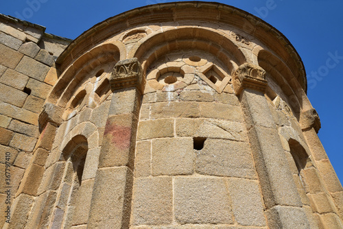 Abside de la chapelle romane San Pietro et San Paolo à Lumio, Corse photo