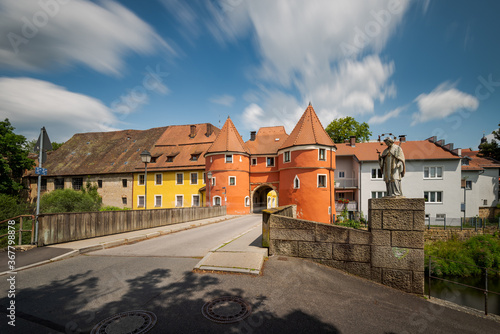 Foto Biertor in Cham in der Oberpfalz, Bayern an einem sonnigen Tag im Sommer mit Wol