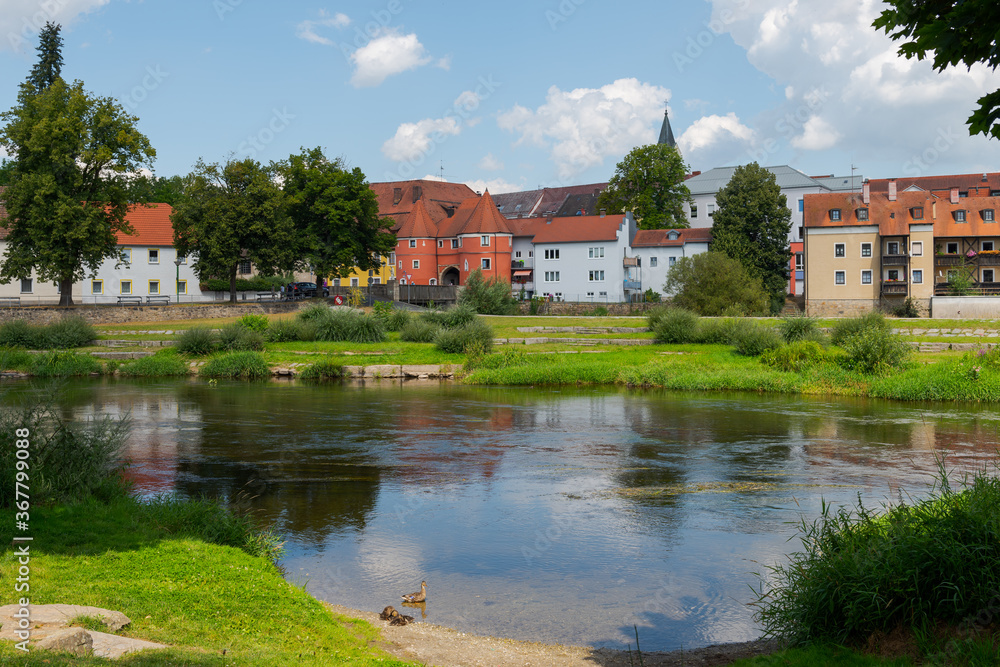 Biertor in Cham in der Oberpfalz, Bayern an einem sonnigen Tag im Sommer mit Wolken am blauen Himmel