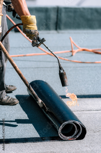 Fotografía Professional installation of waterproofing on the rooftop of house